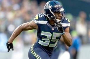 990-Seahawks-CB-Deshawn-Shead-proposes-to-girlfriend-on.jpg